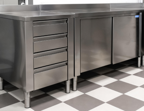 Banchi da lavoro per cucine professionali personalizzati su misura